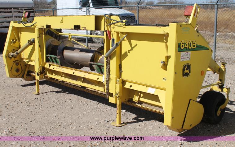 image for item C3815 2006 John Deere 640B hay pickup head