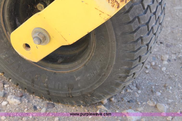 image for item C3815 2006 John Deere 640B hay pickup head