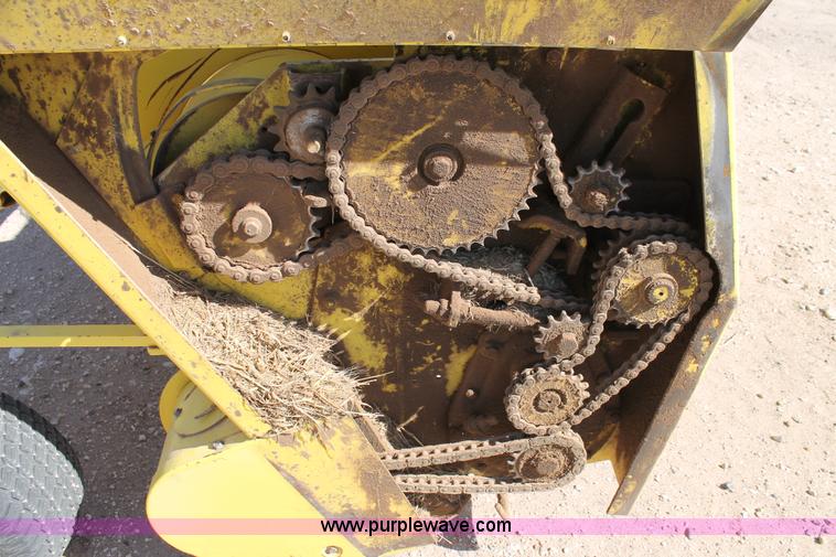 image for item C3815 2006 John Deere 640B hay pickup head