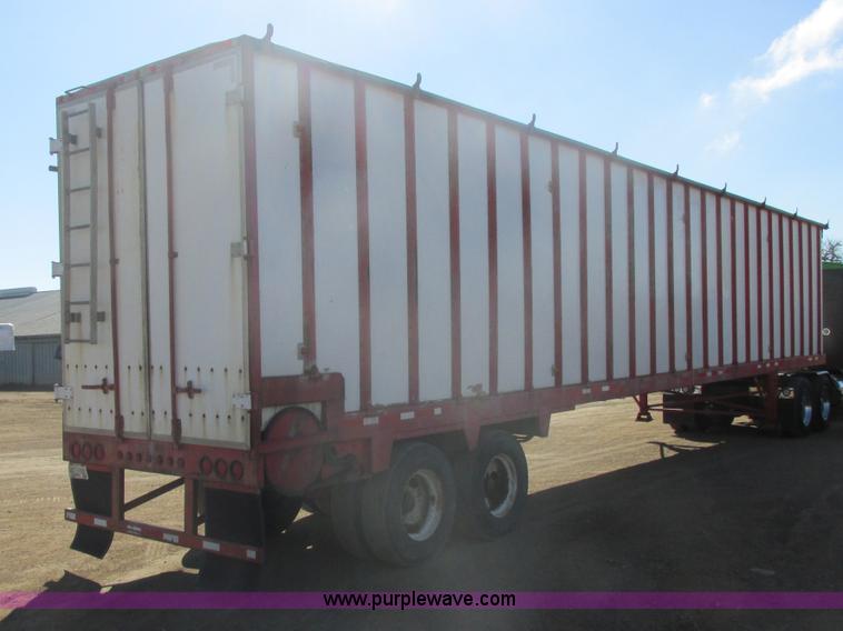 image for item E5442 1976 Bobcat 52' live bottom trailer