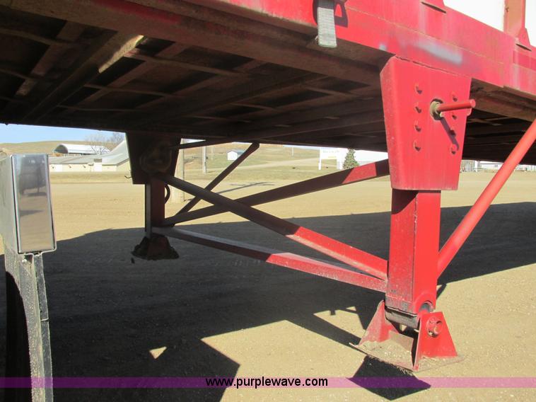 image for item E5442 1976 Bobcat 52' live bottom trailer