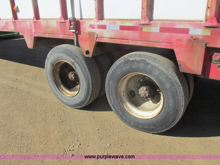 image for item E5442 1976 Bobcat 52' live bottom trailer