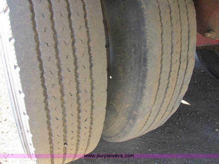 image for item E5442 1976 Bobcat 52' live bottom trailer