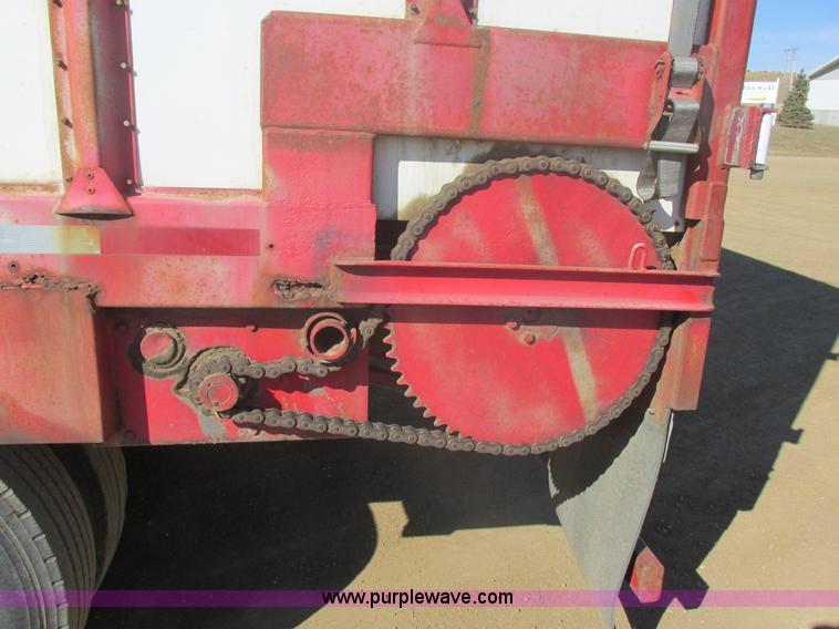 image for item E5442 1976 Bobcat 52' live bottom trailer