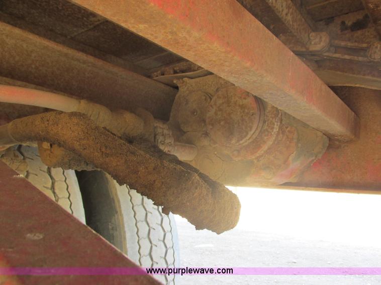 image for item E5442 1976 Bobcat 52' live bottom trailer