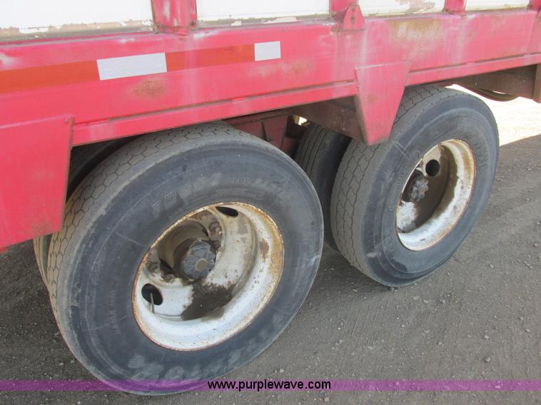 image for item E5442 1976 Bobcat 52' live bottom trailer