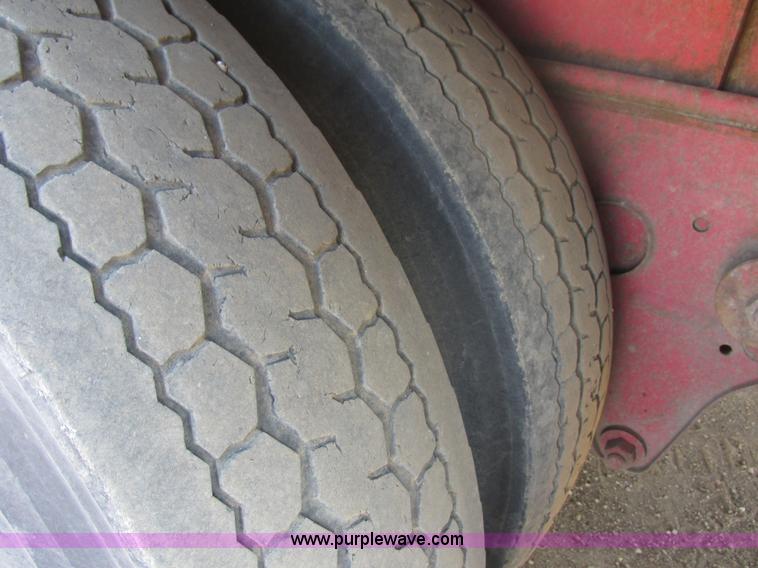 image for item E5442 1976 Bobcat 52' live bottom trailer