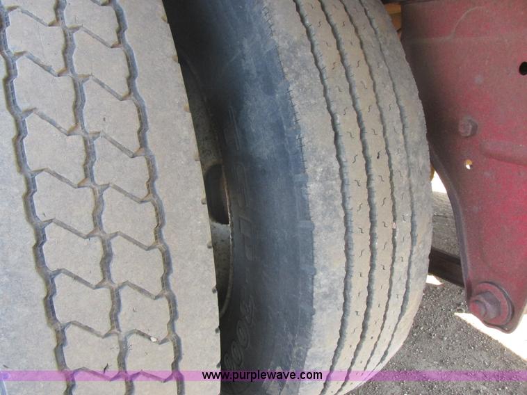 image for item E5442 1976 Bobcat 52' live bottom trailer