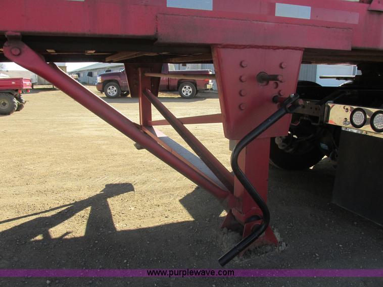 image for item E5442 1976 Bobcat 52' live bottom trailer