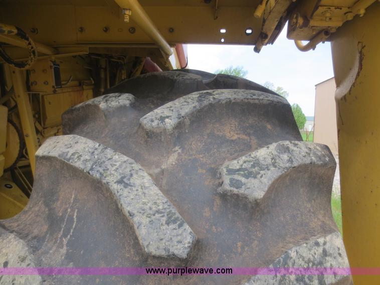 image for item F6900 1989 New Holland TR86 RWA combine