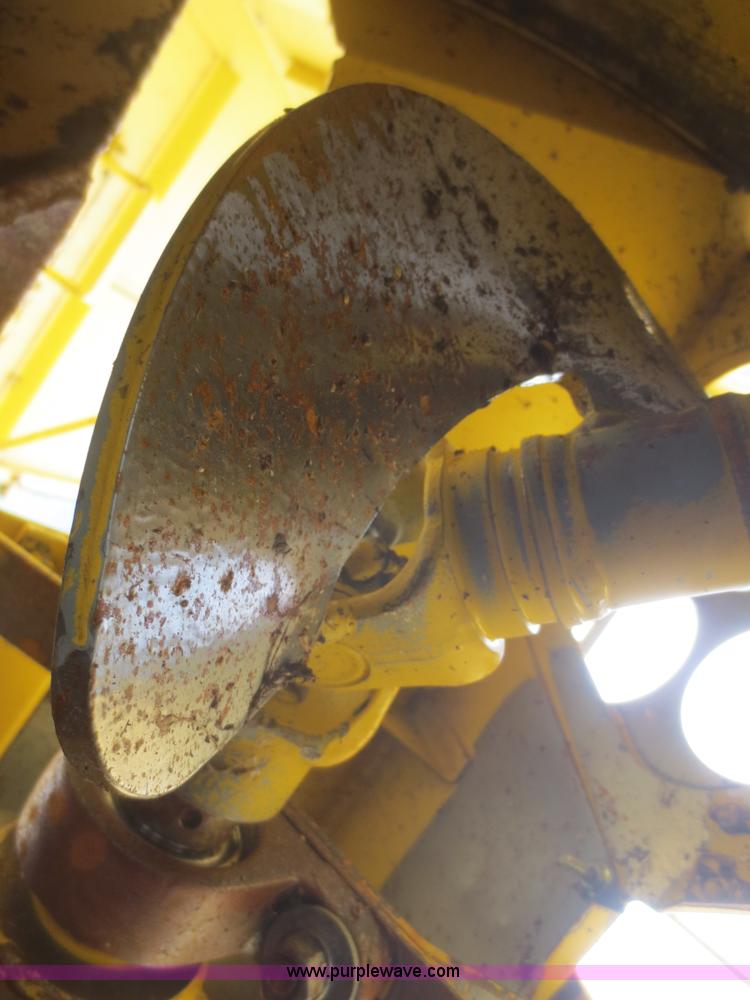 image for item F6900 1989 New Holland TR86 RWA combine