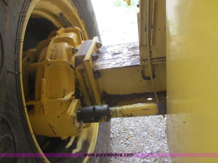 image for item F6900 1989 New Holland TR86 RWA combine