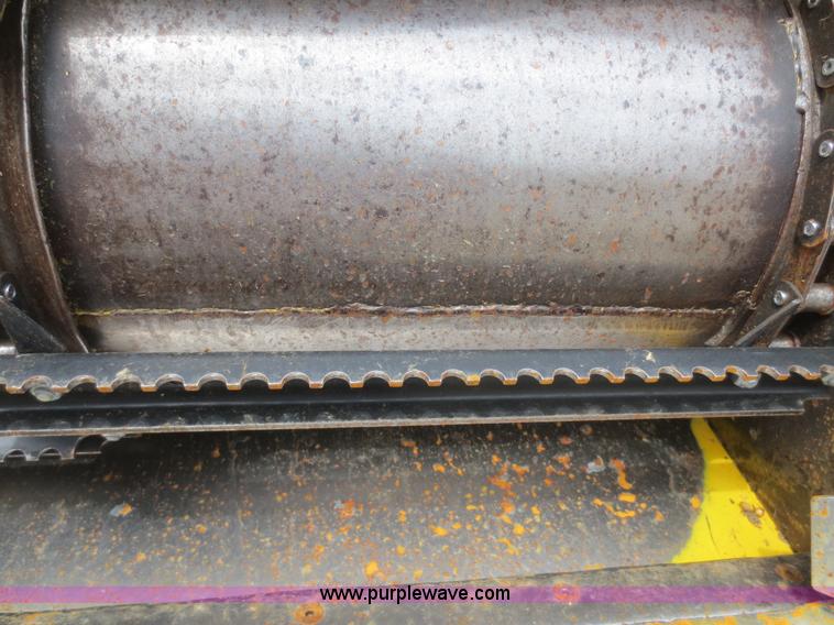 image for item F6900 1989 New Holland TR86 RWA combine