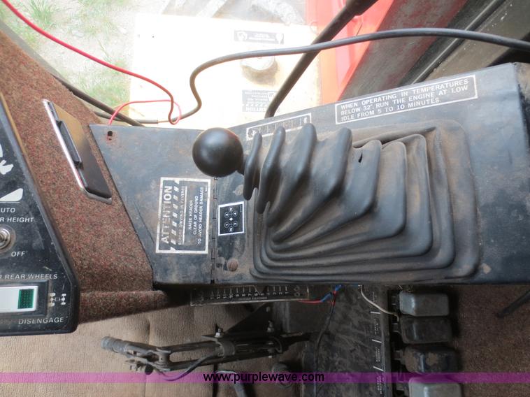image for item F6900 1989 New Holland TR86 RWA combine