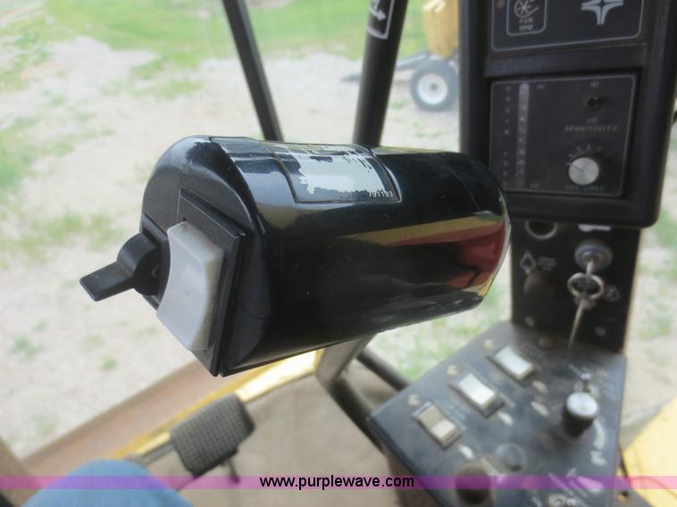 image for item F6900 1989 New Holland TR86 RWA combine