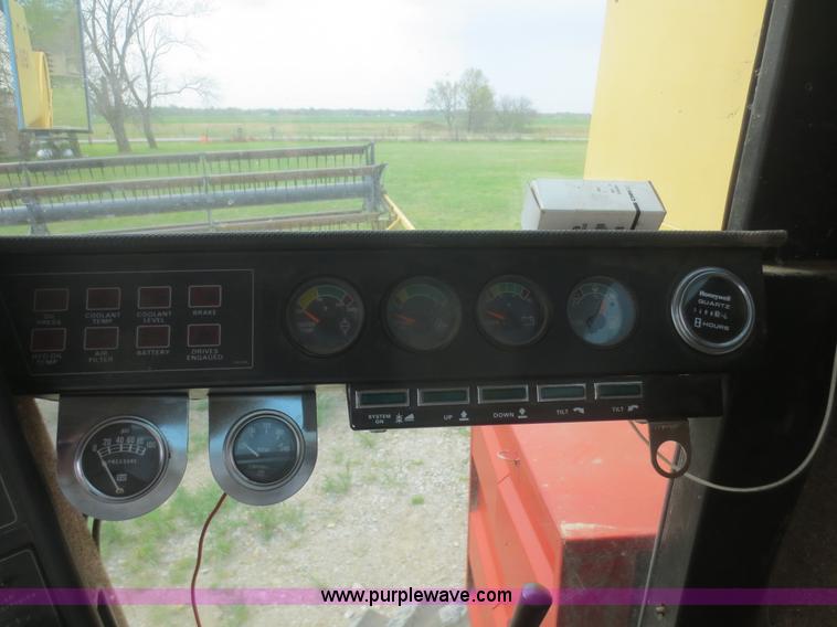 image for item F6900 1989 New Holland TR86 RWA combine