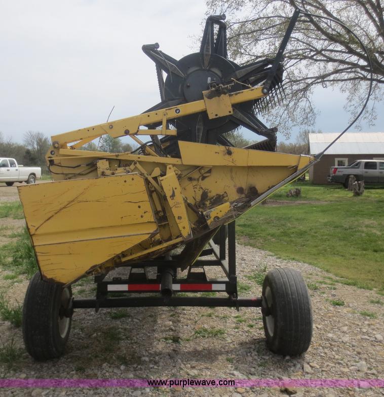 image for item F6900 1989 New Holland TR86 RWA combine