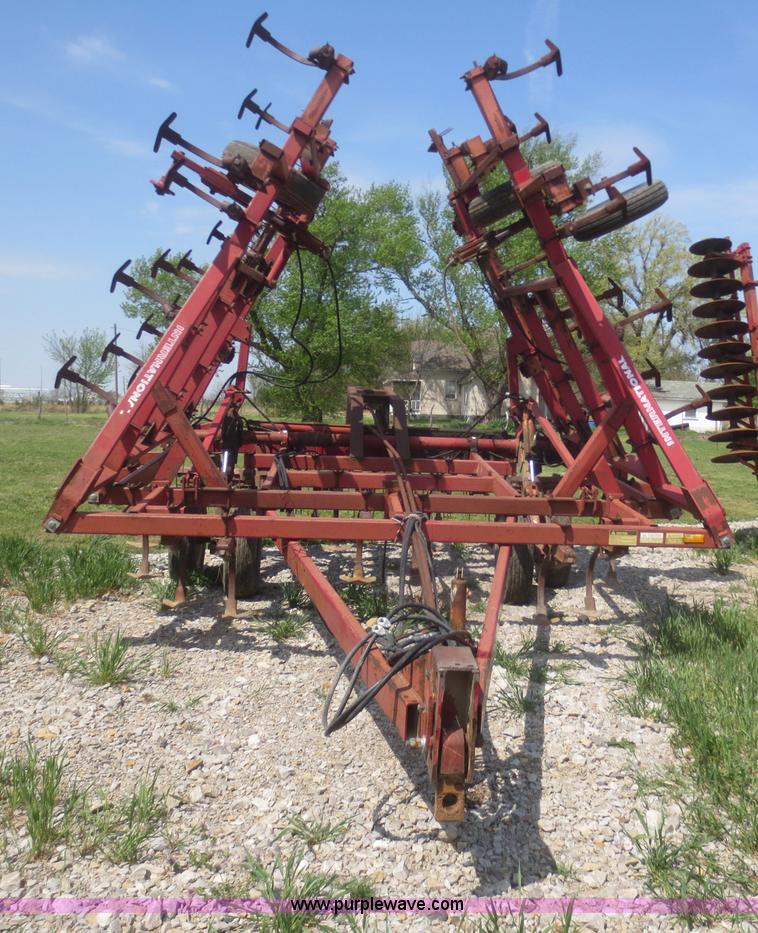 image for item F6903 International 4600 vibrashank cultivator