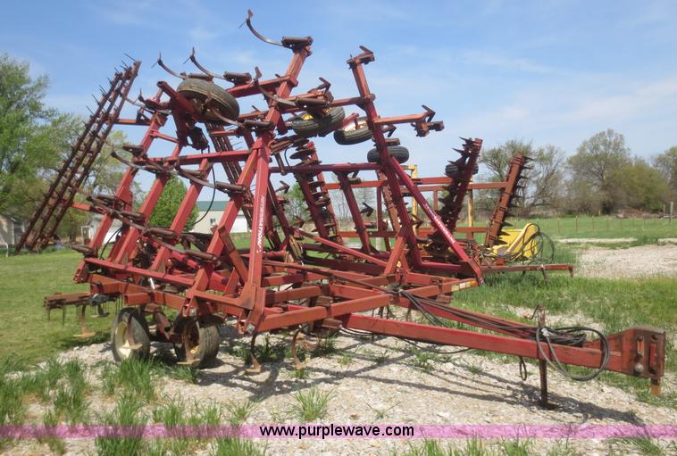 image for item F6903 International 4600 vibrashank cultivator