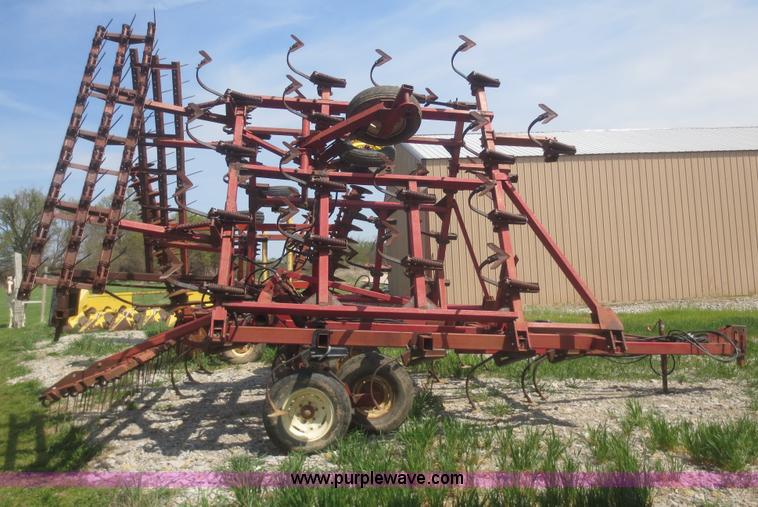 image for item F6903 International 4600 vibrashank cultivator