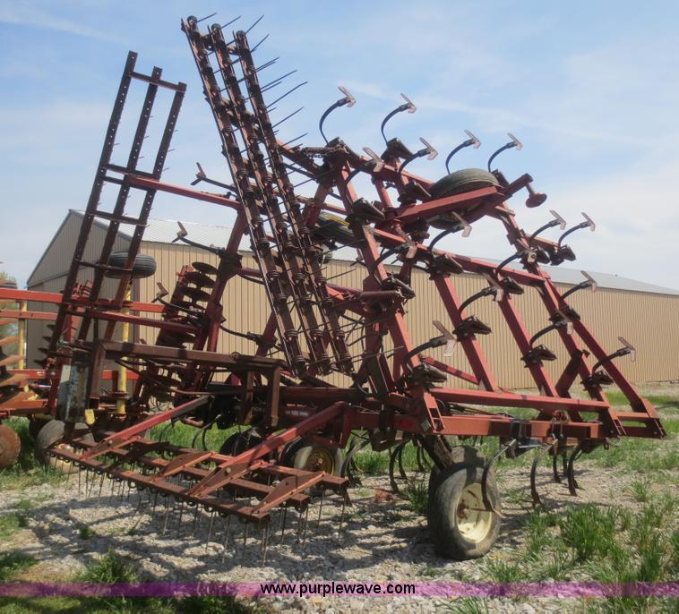 image for item F6903 International 4600 vibrashank cultivator