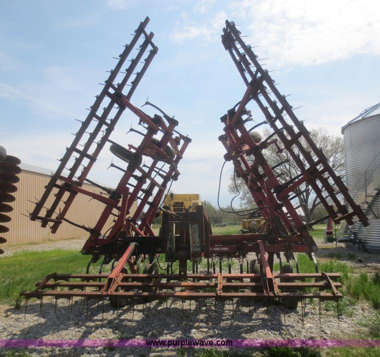 image for item F6903 International 4600 vibrashank cultivator