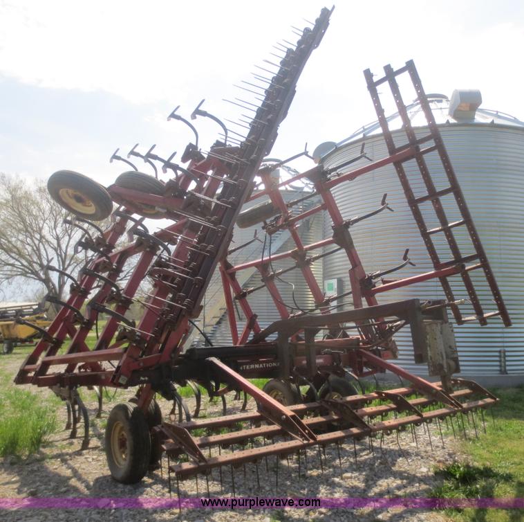 image for item F6903 International 4600 vibrashank cultivator