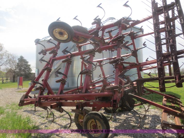 image for item F6903 International 4600 vibrashank cultivator