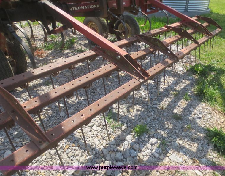 image for item F6903 International 4600 vibrashank cultivator