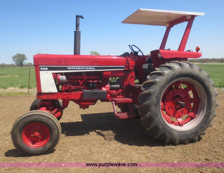 image for item F8248 1978 International 686 tractor