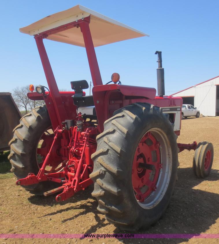 image for item F8248 1978 International 686 tractor