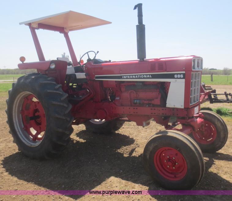 image for item F8248 1978 International 686 tractor