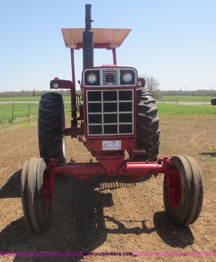 image for item F8248 1978 International 686 tractor