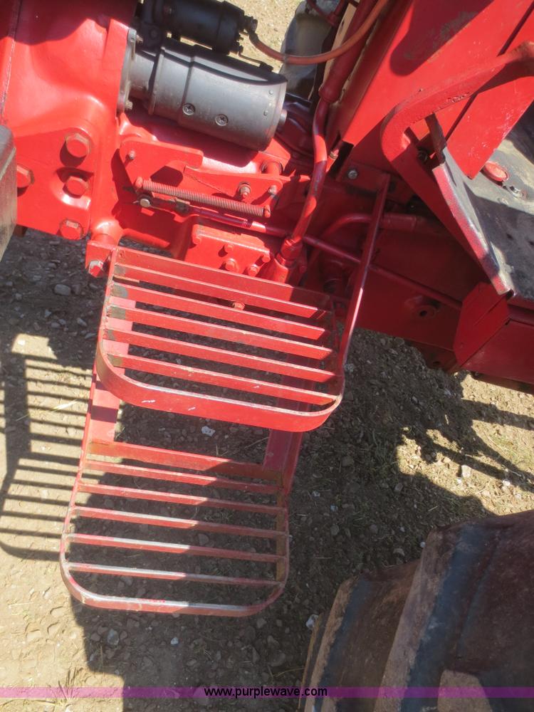 image for item F8248 1978 International 686 tractor