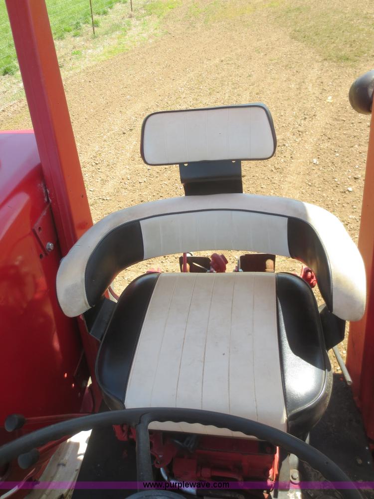 image for item F8248 1978 International 686 tractor