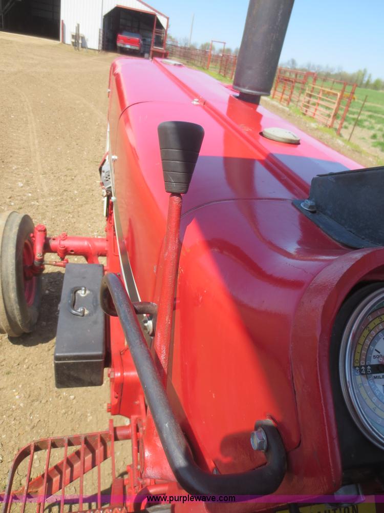 image for item F8248 1978 International 686 tractor