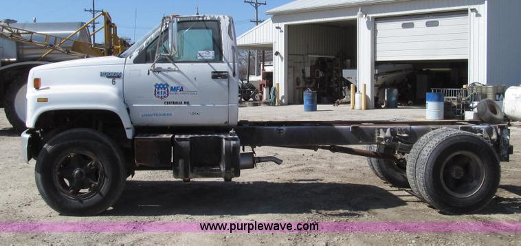 image for item G2344 1991 Chevrolet Kodiak truck cab and chassis