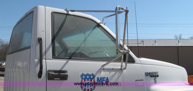 image for item G2344 1991 Chevrolet Kodiak truck cab and chassis