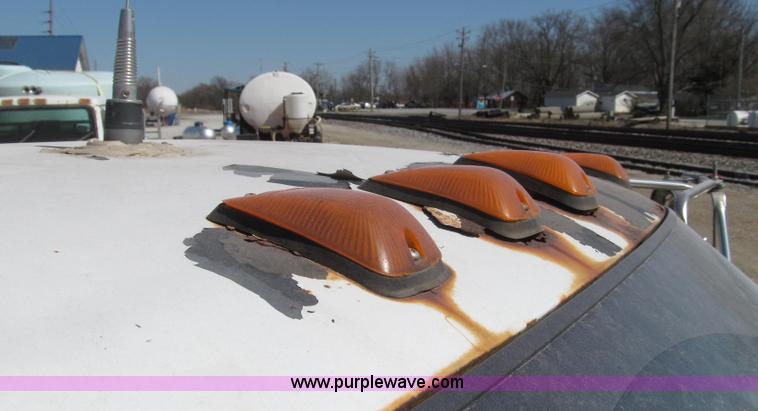 image for item G2344 1991 Chevrolet Kodiak truck cab and chassis