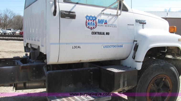 image for item G2344 1991 Chevrolet Kodiak truck cab and chassis