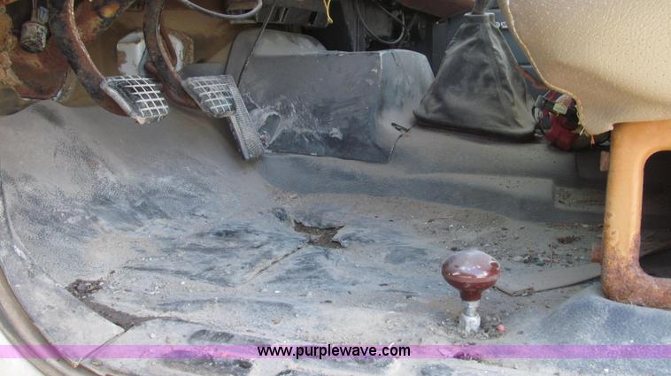 image for item G2344 1991 Chevrolet Kodiak truck cab and chassis