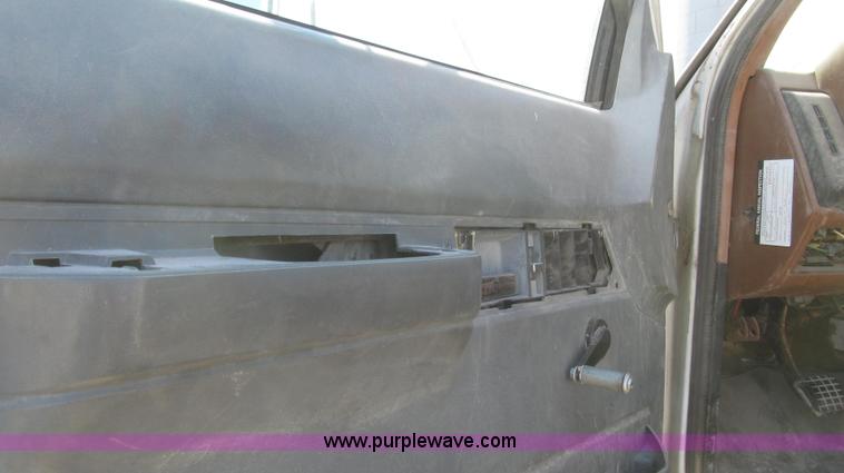 image for item G2344 1991 Chevrolet Kodiak truck cab and chassis