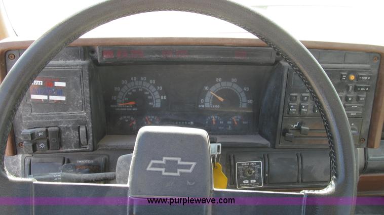 image for item G2344 1991 Chevrolet Kodiak truck cab and chassis