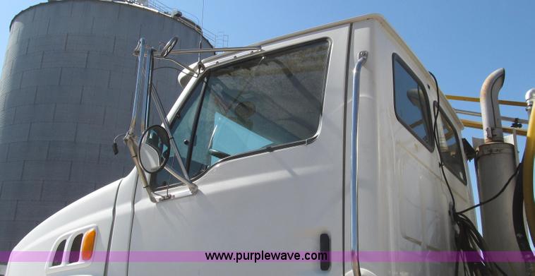 image for item G2345 2002 Sterling L8500 liquid applicator