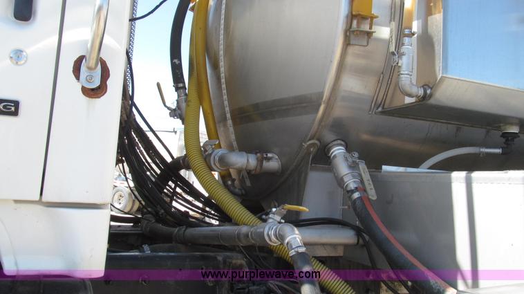 image for item G2345 2002 Sterling L8500 liquid applicator