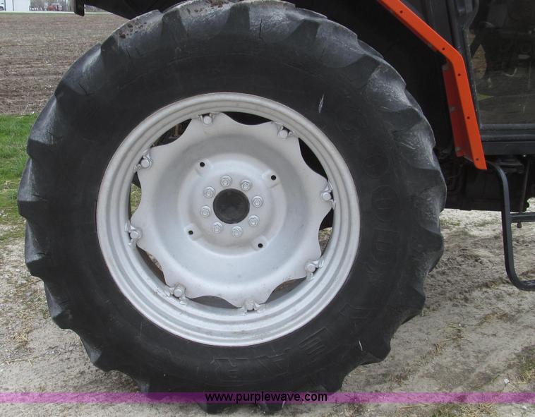 image for item G2353 1994 AGCO Allis 6680 tractor