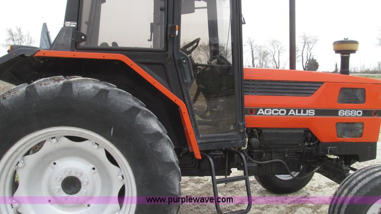 image for item G2353 1994 AGCO Allis 6680 tractor