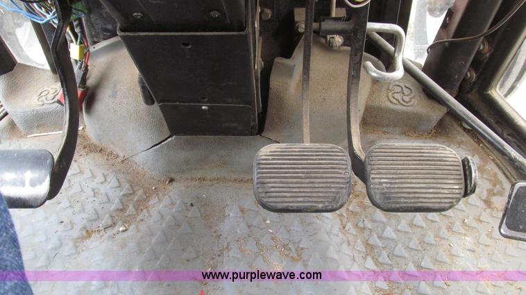 image for item G2353 1994 AGCO Allis 6680 tractor