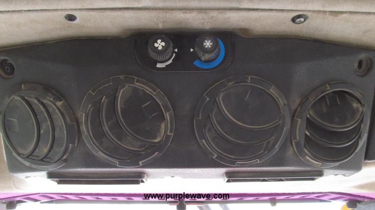 image for item G2353 1994 AGCO Allis 6680 tractor