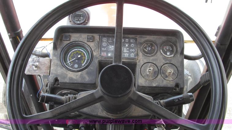 image for item G2353 1994 AGCO Allis 6680 tractor